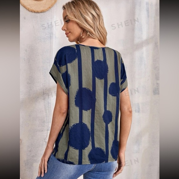 Emery Rose Graphic Print Blouse - Picture 4 of 4